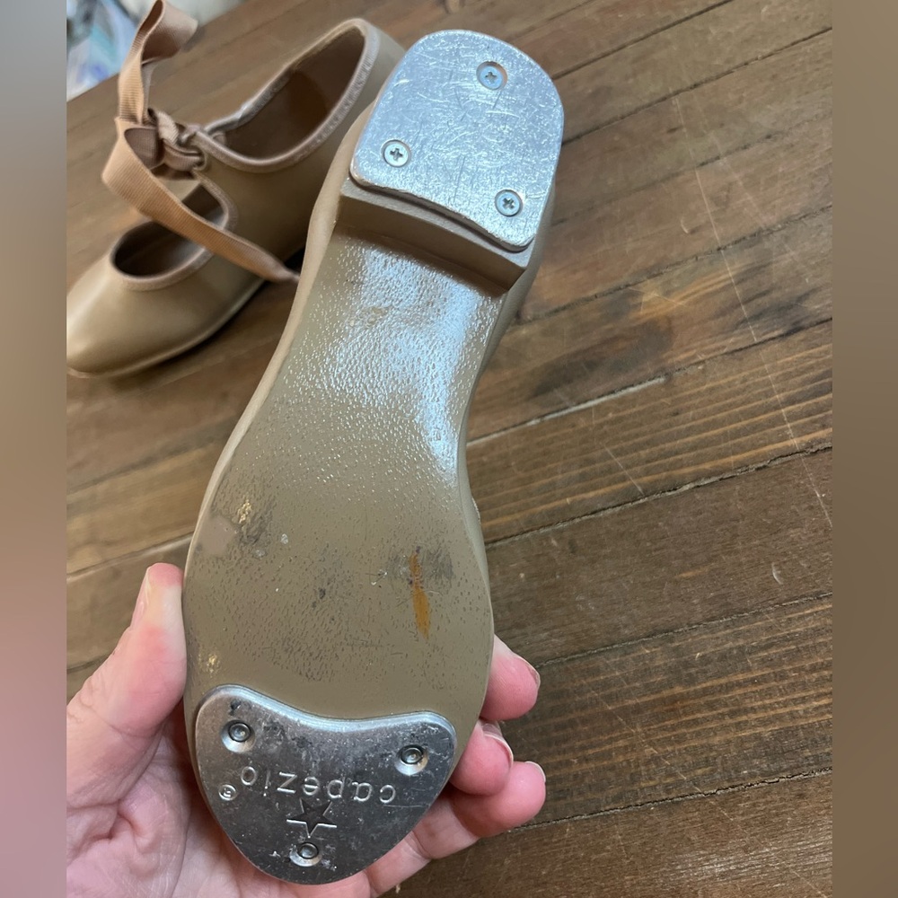 CAPEZIO CHILDRENS JR. TYETTE TAP SHOE CARAMEL size 11 - Picture 2 of 2